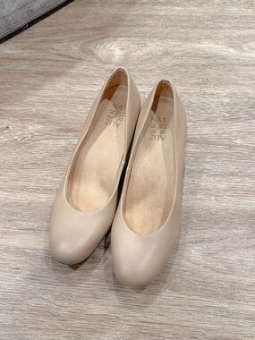 Naturalizer Beige Round-Toe Ballet Flats